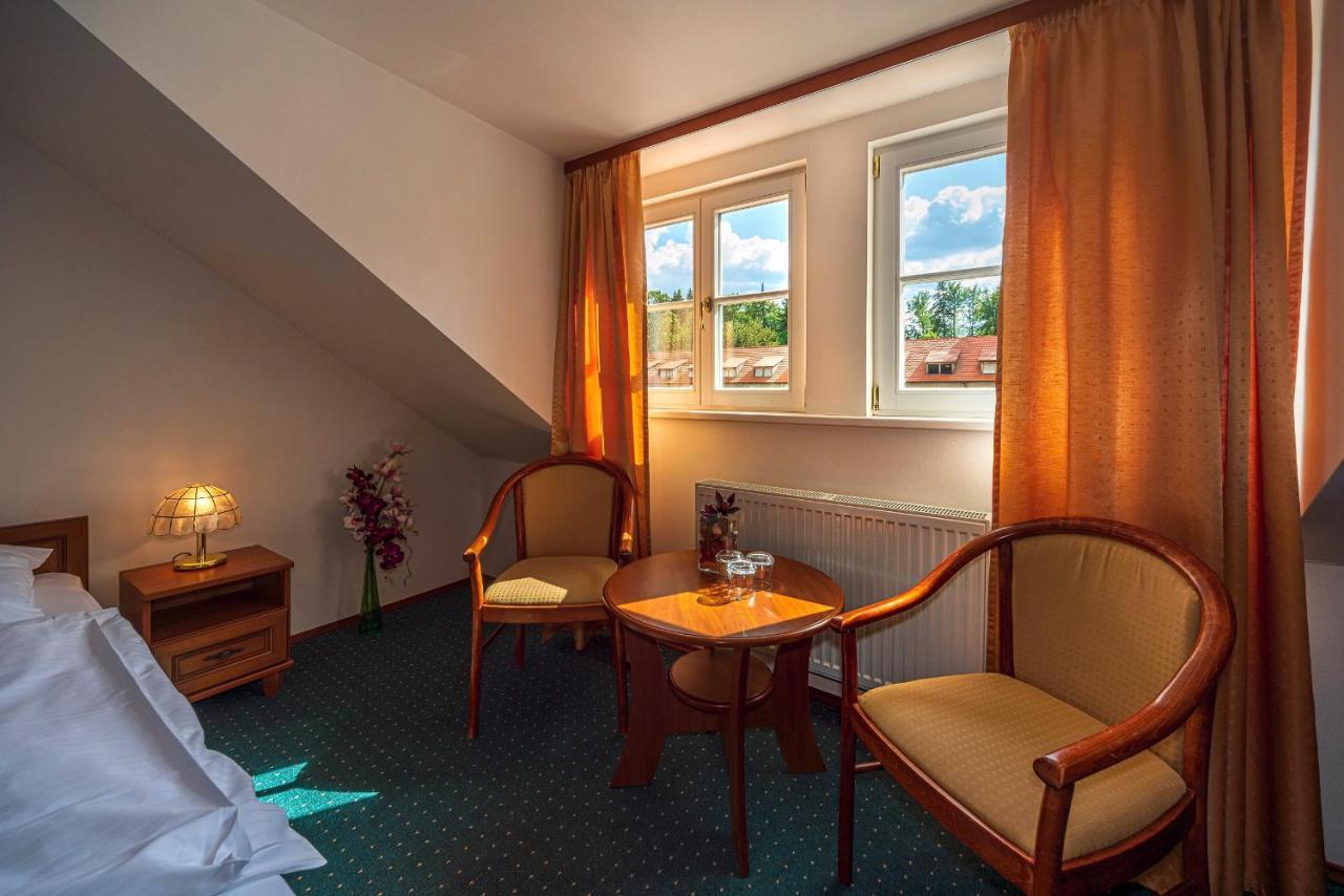 Zamecky Hotel Metternich Velka Hledsebe Экстерьер фото